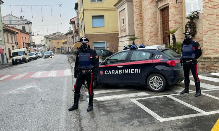 Macerata, ladro "pesca" le offerte dei fedeli con un metro: denunciato noto pregiudicato Macerata, ladro "pesca" le offerte dei fedeli con un metro: denunciato noto pregiudicato