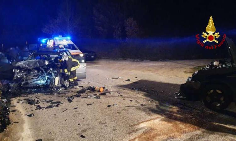 Serravalle, tremendo frontale tra due auto: un uomo estratto dalle lamiere Serravalle, tremendo frontale tra due auto: un uomo estratto dalle lamiere