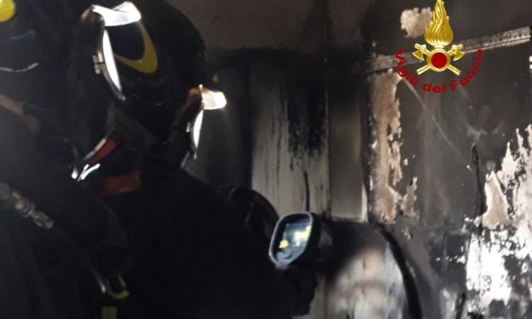 Montecassiano, appartamento in fiamme: soccorsi dal 118 i due inquilini Montecassiano, appartamento in fiamme: soccorsi dal 118 i due inquilini
