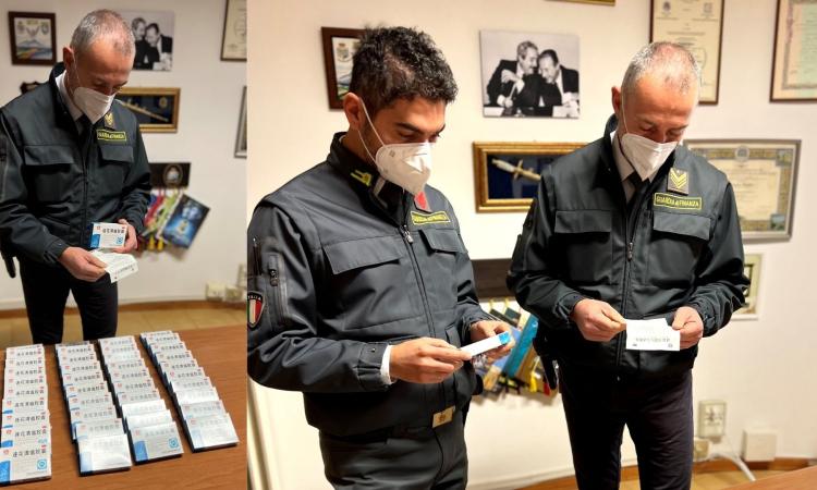 Civitanova, sequestrati 3.600 medicinali di produzione cinese: erano spacciati come cura al Covid Civitanova, sequestrati 3.600 medicinali di produzione cinese: erano spacciati come cura al Covid
