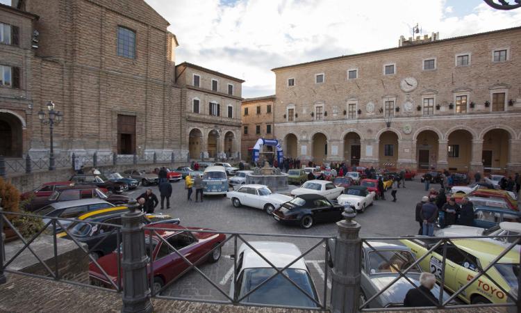 Treia, auto d'epoca: il Covid ferma la “240 minuti sotto le stelle”. Treia, auto d'epoca: il Covid ferma la “240 minuti sotto le stelle”.