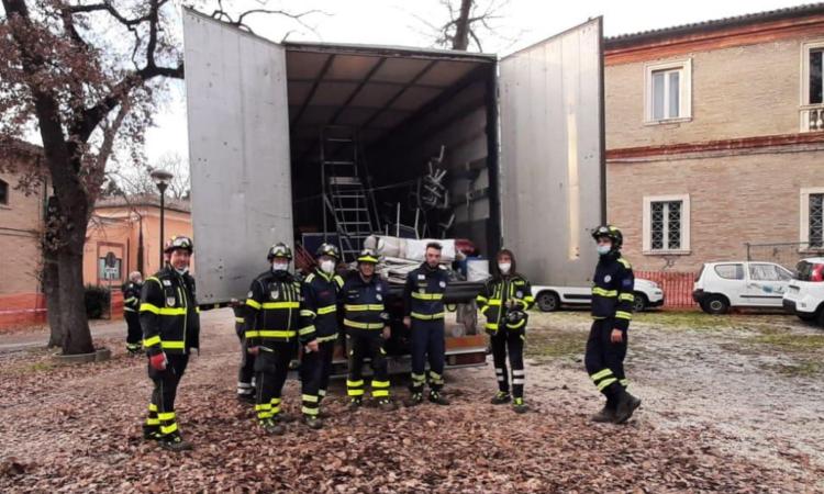 Macerata, file e disagi in via Spalato: i tamponi drive-in trasferiti al centro vaccini (FOTO)