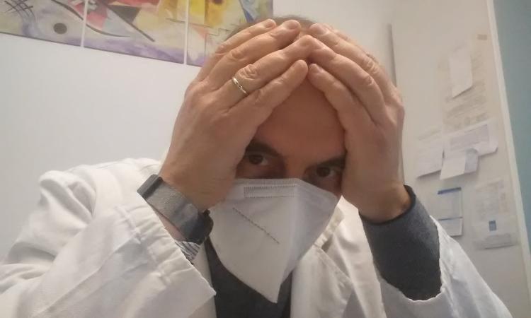 Il medico Corvatta: "Siamo in pieno tsunami di contagi, abbiamo difficoltà a curare i pazienti" Il medico Corvatta: "Siamo in pieno tsunami di contagi, abbiamo difficoltà a curare i pazienti"