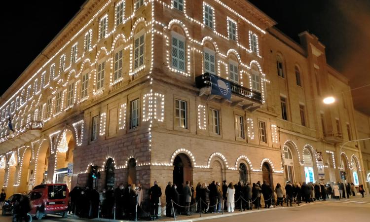 Civitanova, tutti in fila per Massimo Ranieri e il suo "Sogno o son desto" Civitanova, tutti in fila per Massimo Ranieri e il suo "Sogno o son desto"