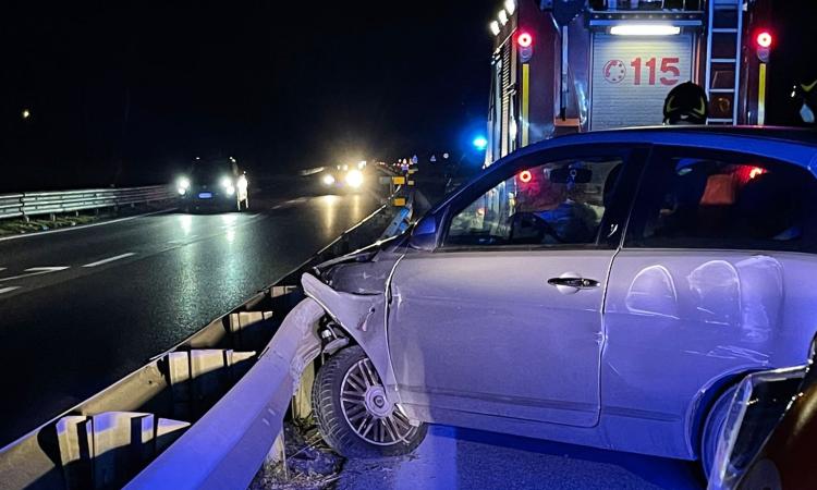 Civitanova, ancora uno schianto in superstrada: donna trasportata in ospedale Civitanova, ancora uno schianto in superstrada: donna trasportata in ospedale