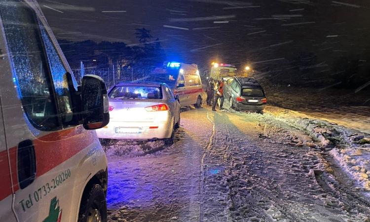 Treia, incidente  lungo la provinciale: due giovani trasportati all'ospedale