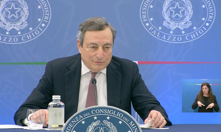 Draghi: "La maggioranza dei problemi dipende dai non vaccinati. No a chiusura scuole" Draghi: "La maggioranza dei problemi dipende dai non vaccinati. No a chiusura scuole"