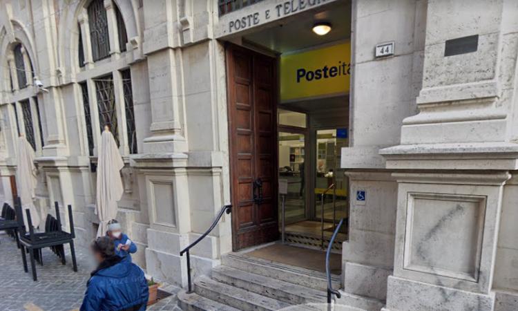 Macerata, manutenzione facciate del palazzo che ospita Poste Italiane: come cambia la viabilità