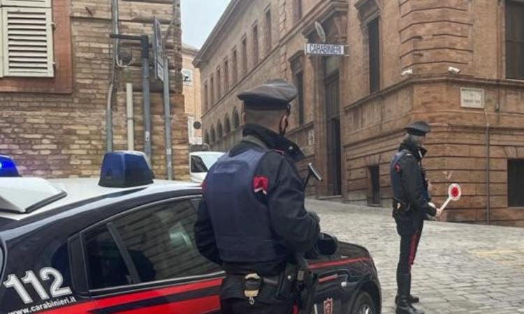 Macerata, in auto con droga e coltello a serramanico: denunciato un giovane Macerata, in auto con droga e coltello a serramanico: denunciato un giovane