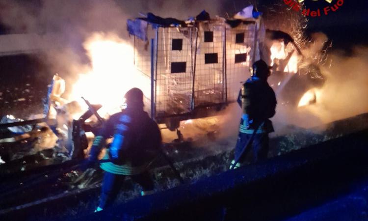 Porto Recanati, autocarro va a fuoco in autostrada: chiuse al traffico due corsie