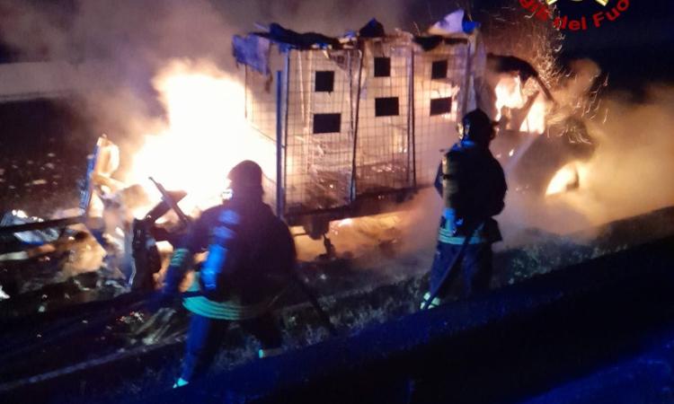 Porto Recanati, autocarro va a fuoco in autostrada: chiuse al traffico due corsie Porto Recanati, autocarro va a fuoco in autostrada: chiuse al traffico due corsie