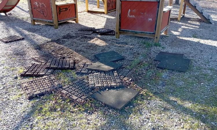 Civitanova, parco giochi messo a soqquadro. Ciarapica: "Vili atti vandalici" Civitanova, parco giochi messo a soqquadro. Ciarapica: "Vili atti vandalici"