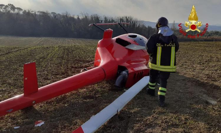 Incidente a Jesi, elicottero ultraleggero si inclina durante le fasi di atterraggio Incidente a Jesi, elicottero ultraleggero si inclina durante le fasi di atterraggio