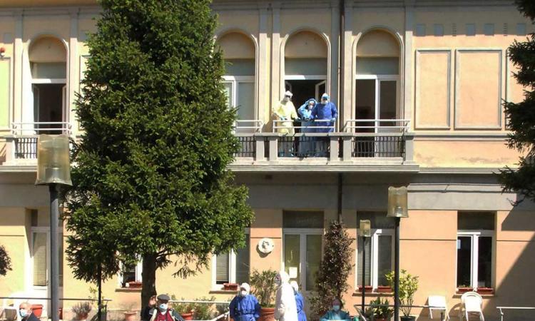 Recanati, focolaio Covid alla casa di riposo: sale a 18 il numero dei positivi Recanati, focolaio Covid alla casa di riposo: sale a 18 il numero dei positivi