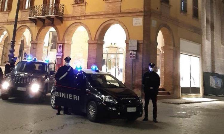 Rissa, danneggiamenti e aggressione ai carabinieri: Daspo urbano e due avvisi orali Rissa, danneggiamenti e aggressione ai carabinieri: Daspo urbano e due avvisi orali