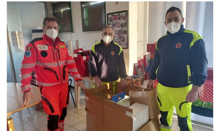 Recanati, colletta alimentare e scatole sospese: successo per la campagna di solidarietà Recanati, colletta alimentare e scatole sospese: successo per la campagna di solidarietà