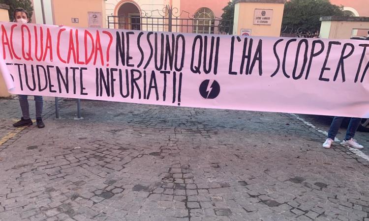 "Acqua calda? Nessuno qui l'ha scoperta": protesta del Blocco Studentesco all'entrata del liceo