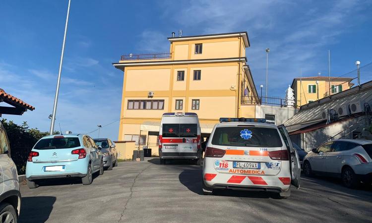 Pollenza, parroco sviene mentre celebra la messa: trasportato all'ospedale
