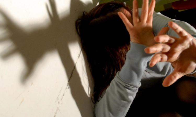 Violenza sessuale alla festa di Capodanno, intercettazioni choc degli aggressori e dei genitori: è cultura dello stupro