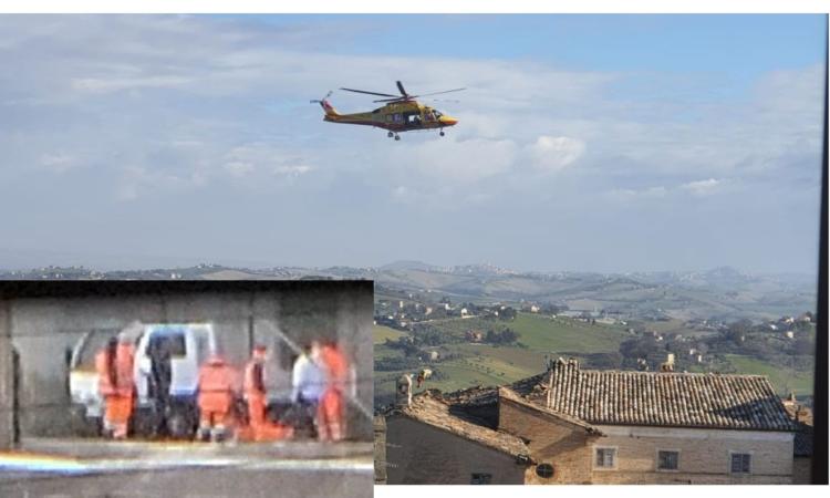 Mogliano, cade a causa di un malore e batte la testa: uomo soccorso in eliambulanza (VIDEO) Mogliano, cade a causa di un malore e batte la testa: uomo soccorso in eliambulanza (VIDEO)