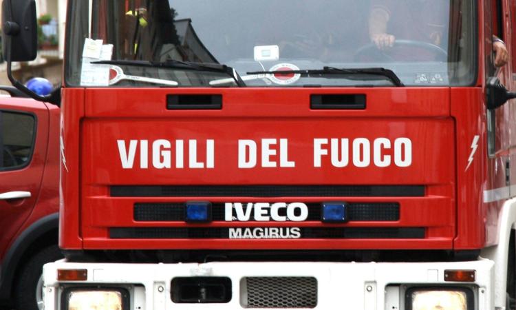 Matelica, autocisterna avvolta dalle fiamme: intervengono i Vigili del Fuoco Matelica, autocisterna avvolta dalle fiamme: intervengono i Vigili del Fuoco
