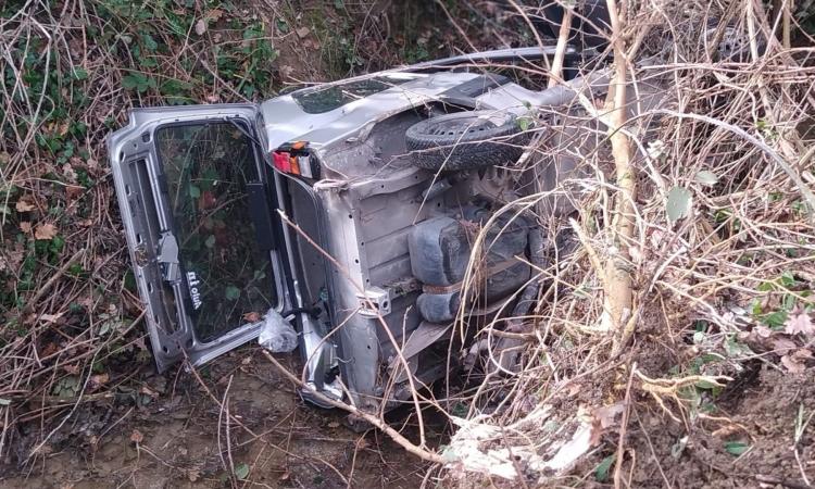 Pollenza, perde il controllo dell'auto che si ribalta e finisce nel fosso: uomo trasportato all'ospedale (VIDEO e FOTO) Pollenza, perde il controllo dell'auto che si ribalta e finisce nel fosso: uomo trasportato all'ospedale (VIDEO e FOTO)