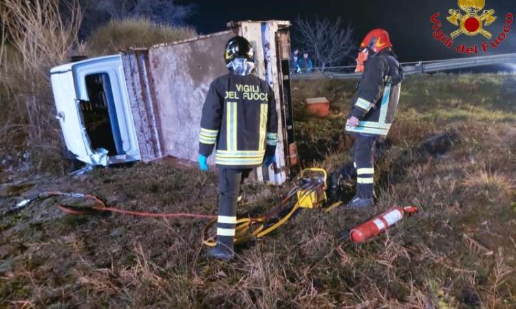 Cingoli, tragico incidente: camion fuori strada. Un morto e un ferito trasportato a Torrette