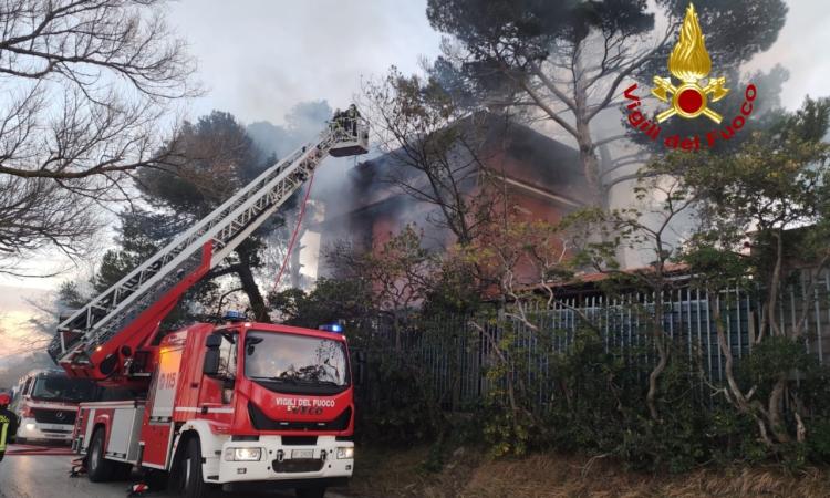 A fuoco ex discoteca: edificio distrutto dalle fiamme, vigili del fuoco al lavoro A fuoco ex discoteca: edificio distrutto dalle fiamme, vigili del fuoco al lavoro
