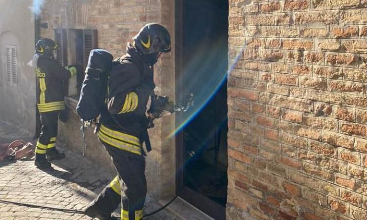 Morrovalle, scoppia incendio in un appartamento: famiglia tratta in salvo