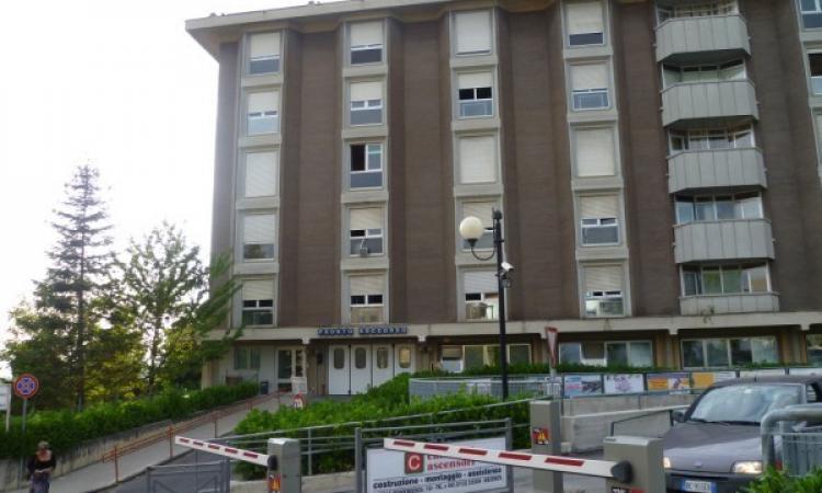 Macerata, dopo il tentato suicidio fugge dall'ospedale. Ricerche in corso Macerata, dopo il tentato suicidio fugge dall'ospedale. Ricerche in corso