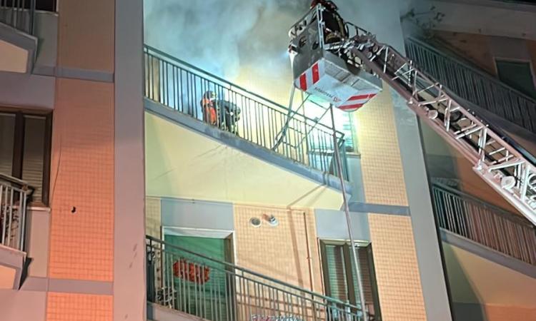 Macerata, scoppia incendio in un appartamento: un giovane trasportato all'ospedale Macerata, scoppia incendio in un appartamento: un giovane trasportato all'ospedale