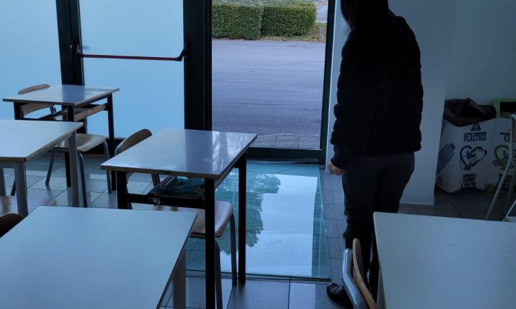 Cade una vetrata, paura al liceo "Filelfo" di Tolentino Cade una vetrata, paura al liceo "Filelfo" di Tolentino