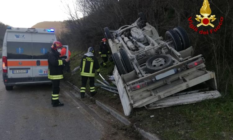 San Severino, perde il controllo del furgone e si ribalta: soccorso conducente San Severino, perde il controllo del furgone e si ribalta: soccorso conducente