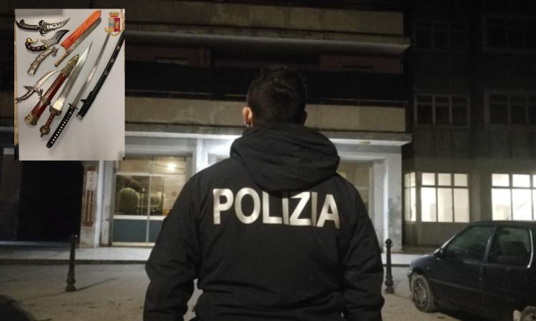"Mi hanno rubato un Rolex, voglio fare denuncia". Ma l'orologio era in casa e Polizia scopre un arsenale di armi