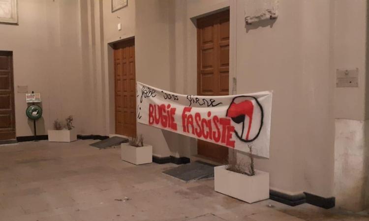 Foibe, compare striscione negazionista. Prisco: "Clima inaccettabile" Foibe, compare striscione negazionista. Prisco: "Clima inaccettabile"