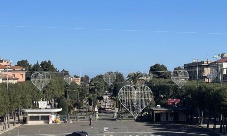 Civitanova si riempie di cuori per San Valentino: luminarie a tema e allestimenti