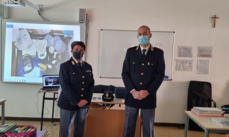 Macerata, droga tra i giovanissimi: la Polizia incontra gli studenti nelle scuole Macerata, droga tra i giovanissimi: la Polizia incontra gli studenti nelle scuole