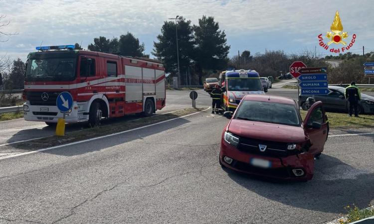 Scontro all'incrocio tra due auto: gli occupanti di una Golf finiscono in ospedale