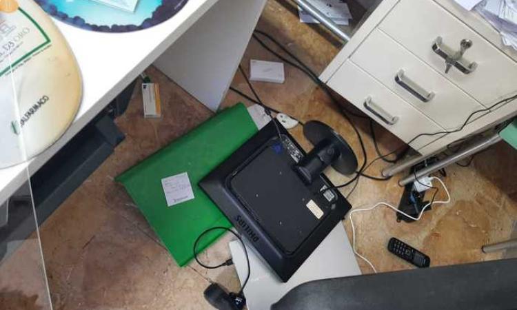 Macerata, medico non le concede esenzione dal vaccino: paziente distrugge lo studio medico