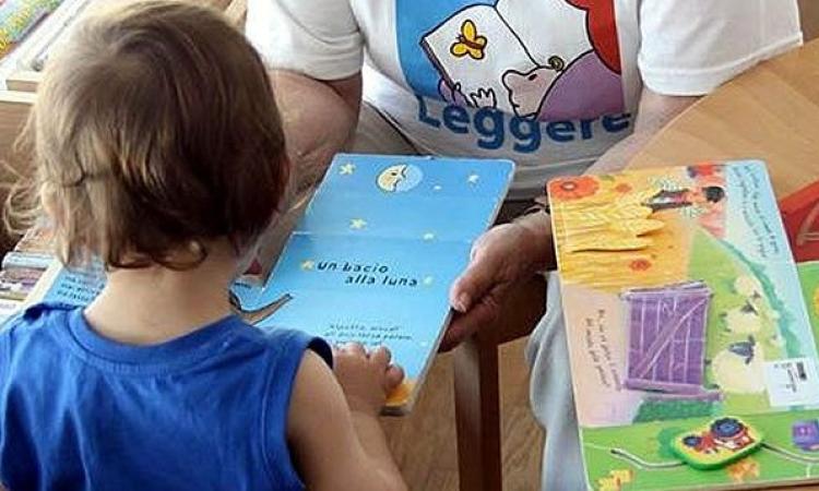 Un libro in regalo ad ogni nuovo nato: è il benvenuto del comune di Caldarola
