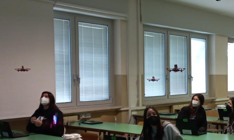 Macerata, i droni 'invadono' le classi dell'Ite Gentili: a programmare il volo sono gli studenti Macerata, i droni 'invadono' le classi dell'Ite Gentili: a programmare il volo sono gli studenti