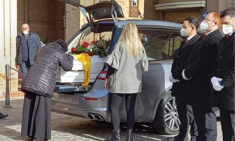 "Eri la persona migliore del mondo": l'ultimo saluto di Monte Urano a Giuseppe Lenoci "Eri la persona migliore del mondo": l'ultimo saluto di Monte Urano a Giuseppe Lenoci