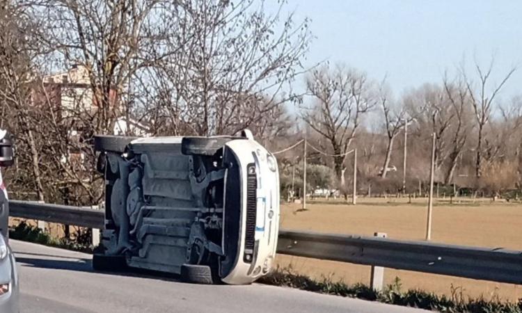 Macerata, auto si ribalta e rimane in bilico su una fiancata: conducente all'ospedale Macerata, auto si ribalta e rimane in bilico su una fiancata: conducente all'ospedale