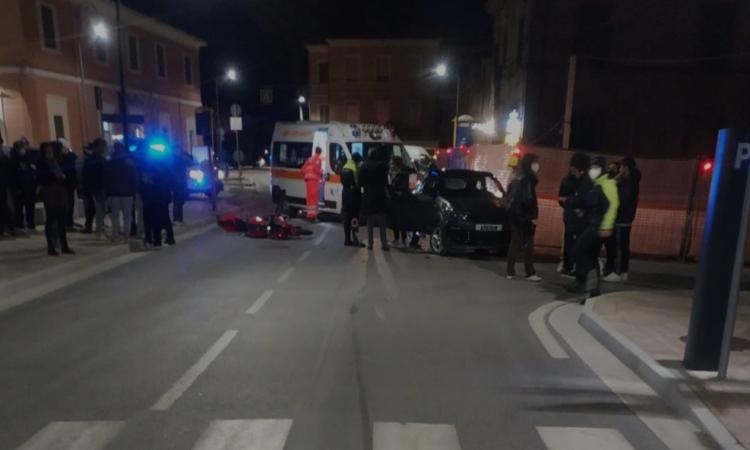 Tolentino, microcar contro moto: un 17enne trasportato a Torrette Tolentino, microcar contro moto: un 17enne trasportato a Torrette