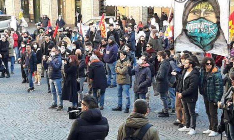 "Non chiamatelo incidente": studenti in piazza per Giuseppe e Lorenzo "Non chiamatelo incidente": studenti in piazza per Giuseppe e Lorenzo