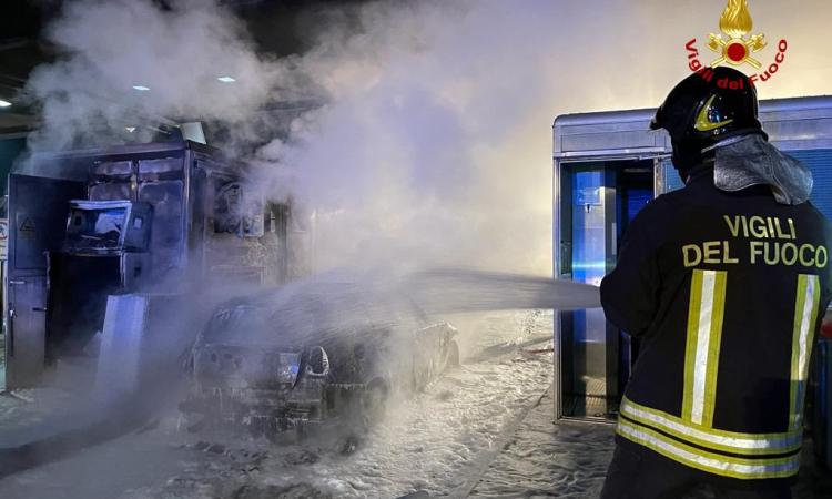 Porto Recanati, auto in fiamme al casello della A14. Sconosciute le cause Porto Recanati, auto in fiamme al casello della A14. Sconosciute le cause