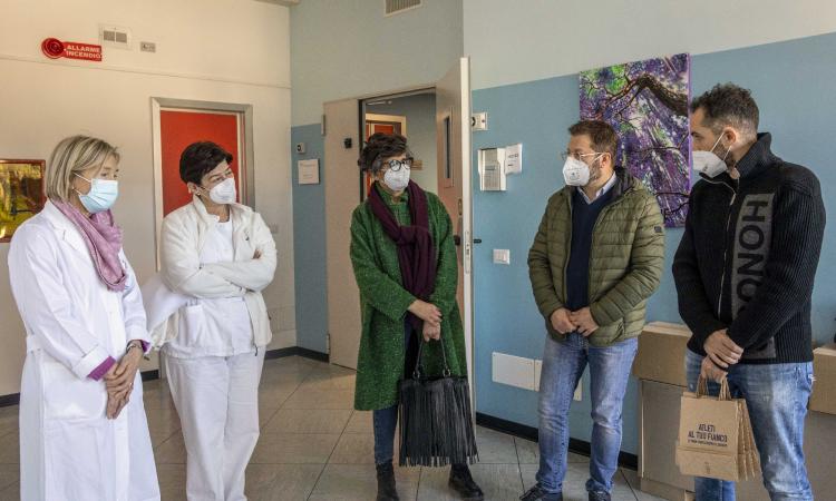 La Med Store Macerata non dimentica le parole di Claudio Valenti: opuscolo consegnato all’Hospice La Med Store Macerata non dimentica le parole di Claudio Valenti: opuscolo consegnato all’Hospice