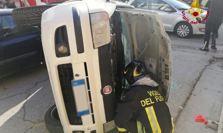 Scontro all'incrocio, una Fiat Panda si ribalta: gli occupanti estratti dall'abitacolo dai Vigili del Fuoco Scontro all'incrocio, una Fiat Panda si ribalta: gli occupanti estratti dall'abitacolo dai Vigili del Fuoco
