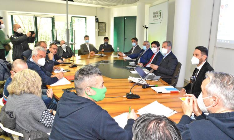 Vertenza Caterpillar, raggiunto accordo: 103 operai passano a IMR-Industrialesud Spa Vertenza Caterpillar, raggiunto accordo: 103 operai passano a IMR-Industrialesud Spa