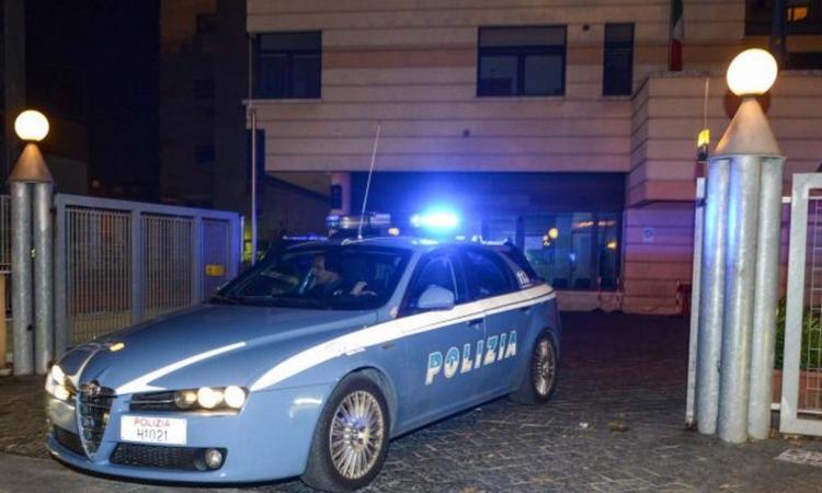 Strangola la moglie e poi tenta il suicidio: a scoprire il delitto è il figlio Strangola la moglie e poi tenta il suicidio: a scoprire il delitto è il figlio